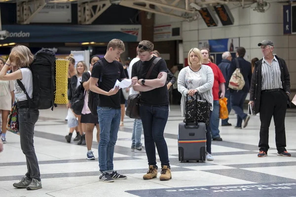 Liverpool Street Station Station. Some people are waiting for the train. People leave the station. — Stock Photo, Image