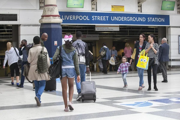 Σταθμός Liverpool Street. Μερικοί άνθρωποι περιμένουν το τρένο. Άνθρωποι αφήνουν το σταθμό. — Φωτογραφία Αρχείου