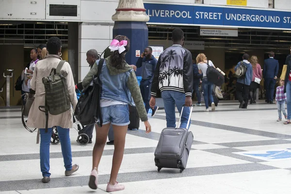 Σταθμός Liverpool Street. Μερικοί άνθρωποι περιμένουν το τρένο. Άνθρωποι αφήνουν το σταθμό. — Φωτογραφία Αρχείου