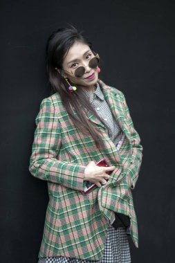 Kıvırcık ceket adam, bir siyah-kırmızı-beyaz