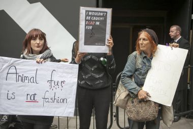 Kürk protesto Londra Moda Haftası sırasında. Dış Eudon Choi
