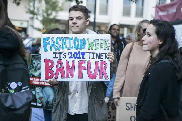 Kürk protesto Londra Moda Haftası sırasında. Dış Eudon Choi — Stok fotoğraf