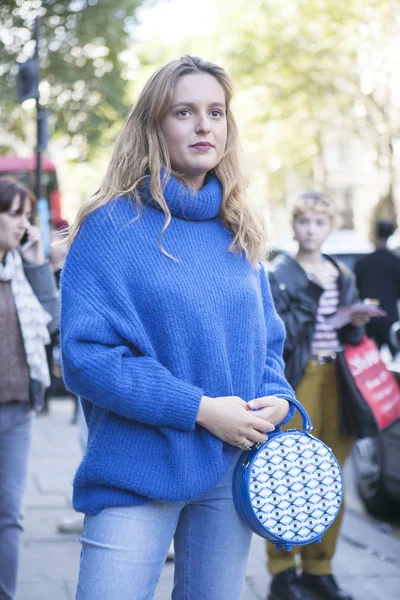 Vacker och elegant kvinna i blå snygg tröja och blå väska poserar under London Fashion Week. utanför Eudon Choi — Stockfoto