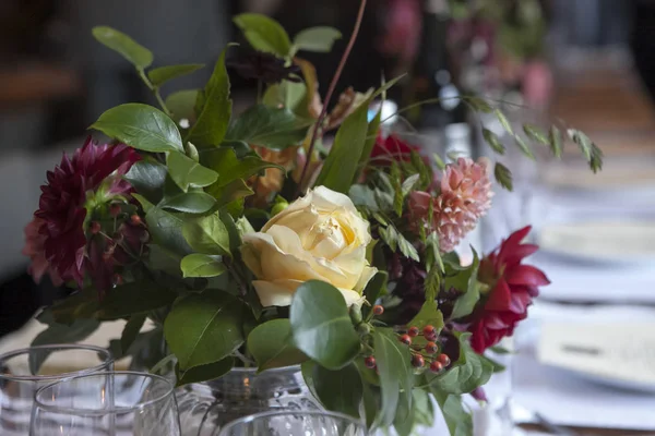 El ramo De boda de la novia de las dalias y las rosas adorna la mesa de boda en el restaurante —  Fotos de Stock