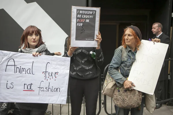 Anti fur protest during the London Fashion Week. outside Eudon Choi — Stock Photo, Image