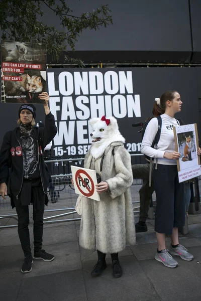 Protesto anti-peles durante a London Fashion Week. fora de Eudon Choi — Fotografia de Stock