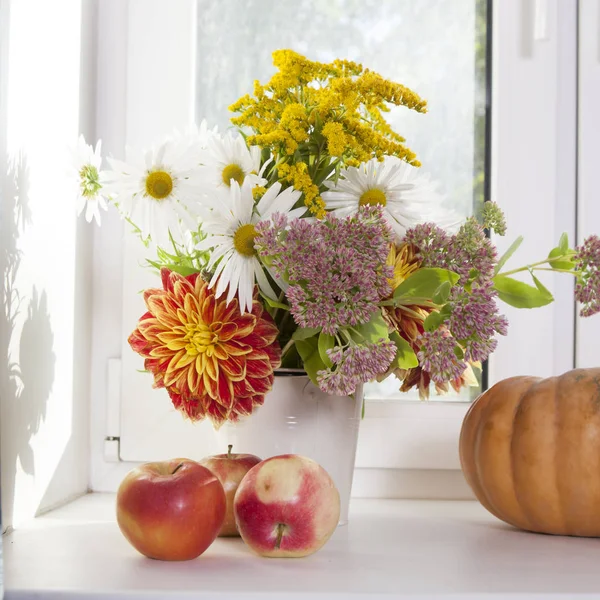Autumn bouquet of daisy, dahlia, sedum, canadensis with apple and pumpkins — Stock Photo, Image