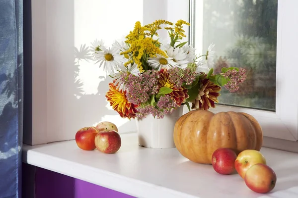 Autumn bouquet of daisy, dahlia, sedum, canadensis with apple and pumpkins — Stock Photo, Image