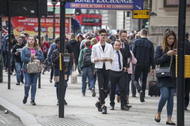 Piccadilly circus yakınındaki karşıdan karşıya için etkinleştirmek yeşil ışık için bekliyorlar