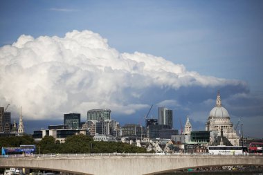 Londra yukarıda Cumulonimbus capillatus Güz