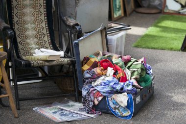 Antika pazarı Spitalfields piyasada geleneksel Perşembe günleri düzenlenmektedir