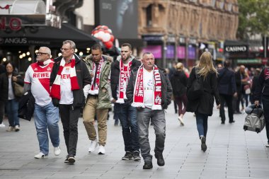 Gündüzleri Köln taraftarların büyük bir kalabalığa Soho ve sonra durdurmak için getirdiler Oxford Street içine yürüdü.