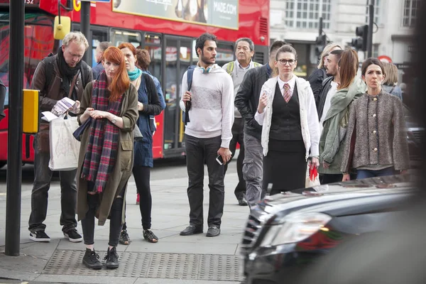 Piccadilly circus yakınındaki karşıdan karşıya için etkinleştirmek yeşil ışık için bekliyorlar