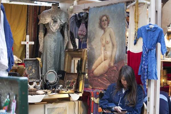 Mercado antigo no mercado Spitalfields é tradicionalmente realizada às quintas-feiras — Fotografia de Stock