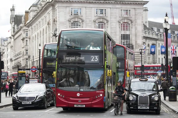 Piccadilly Circus yakınındaki bir trafik ışığı ulaşım durdu