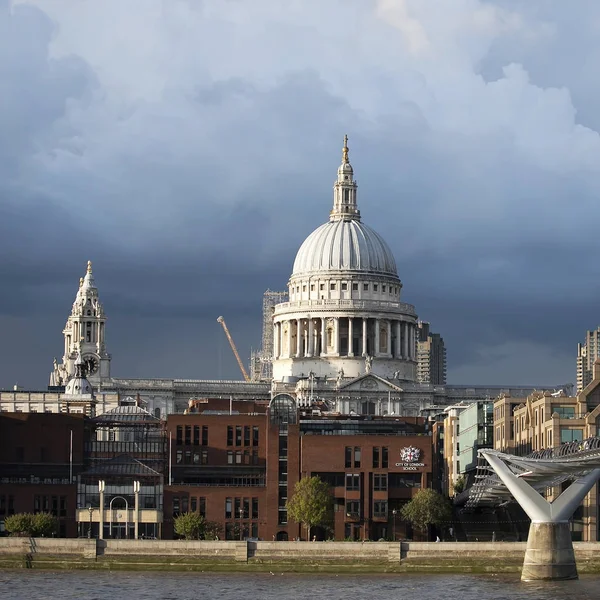 Kathedrale von St. Paul vor einem Gewitter mit dramatischem Himmel — Stockfoto