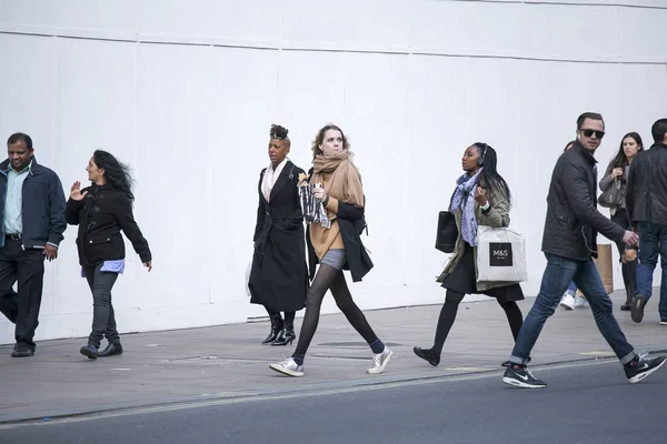 Oxford Street bölgedeki insanlar karşıdan karşıya