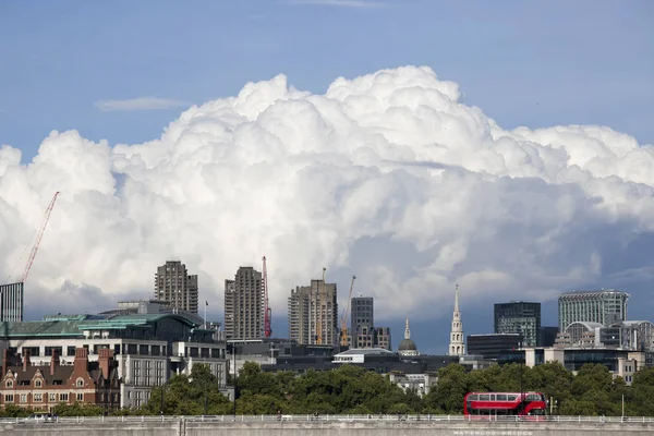 Cumulonimbus capillatus πάνω από το Λονδίνο το φθινόπωρο — Φωτογραφία Αρχείου