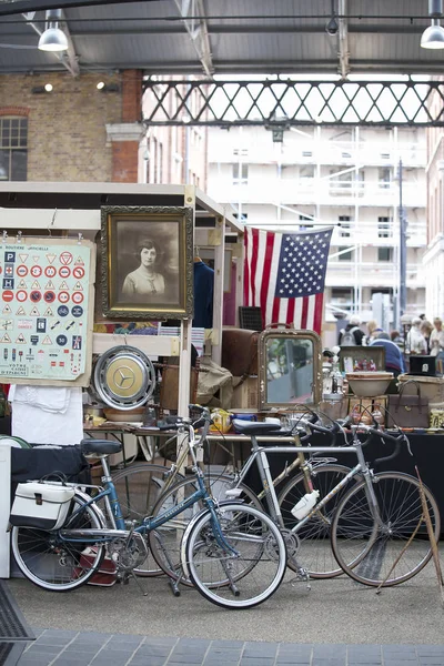 Αγορά με τις αντίκες στην αγορά Spitalfields κρατιέται παραδοσιακά κάθε Πέμπτη — Φωτογραφία Αρχείου