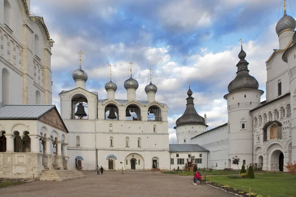 Campanario blanco con campanas .Kremlin de la antigua ciudad de Rostov Veliky.Russia. Anillo de oro — Foto de Stock