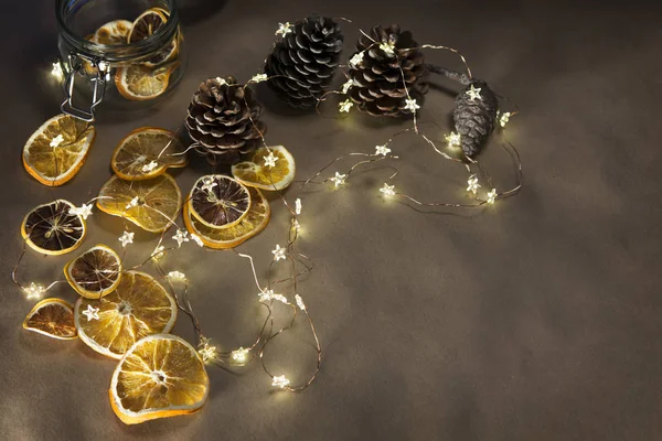 La ghirlanda con luci bianche dell'albero di Natale con sfondo in legno rustico — Foto Stock