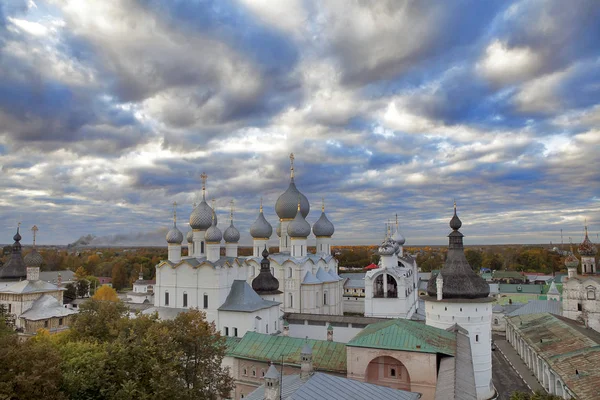 Kremlin de la antigua ciudad de Rostov Veliky.Rusia. Anillo de oro — Foto de Stock