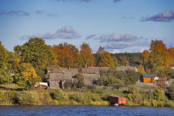 Bos door rivier in de herfst — Stockfoto