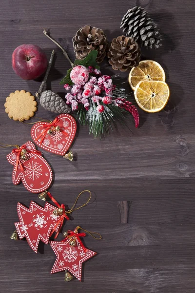 La decoración de Navidad sobre el fondo vintage de madera. Plantilla de tarjeta de felicitación de año nuevo. Se burlan de las vacaciones. Estilo escandinavo . —  Fotos de Stock