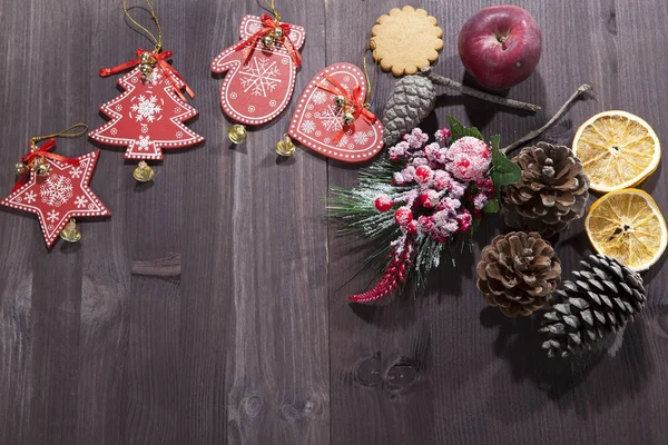 La decoración de Navidad sobre el fondo vintage de madera. Plantilla de tarjeta de felicitación de año nuevo. Se burlan de las vacaciones. Estilo escandinavo . —  Fotos de Stock