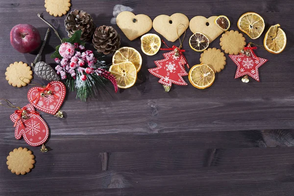 La decoración de Navidad sobre el fondo vintage de madera. Plantilla de tarjeta de felicitación de año nuevo. Se burlan de las vacaciones. Estilo escandinavo . —  Fotos de Stock