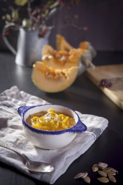 tohumlar üzerinde koyu ahşap arka plan balkabağı çorbası. seçici odak tohumları çorbası