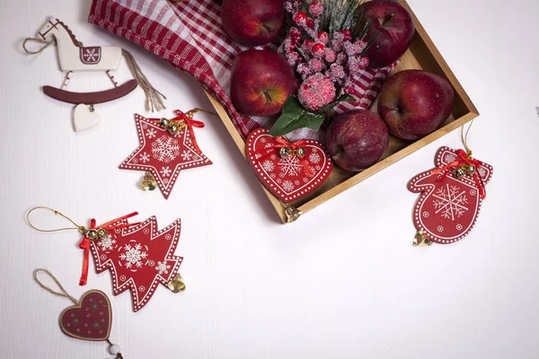 La decoración de Navidad sobre el fondo vintage de madera blanca. Plantilla de tarjeta de felicitación de año nuevo. Se burlan de las vacaciones. Estilo escandinavo . —  Fotos de Stock
