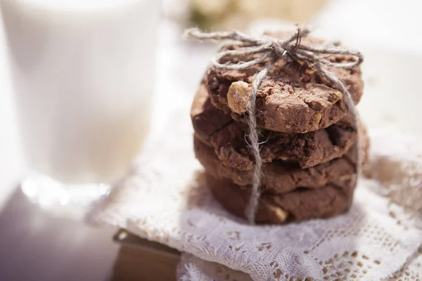 De donkere chocolade koekjes met noten op donkere houten achtergrond — Stockfoto