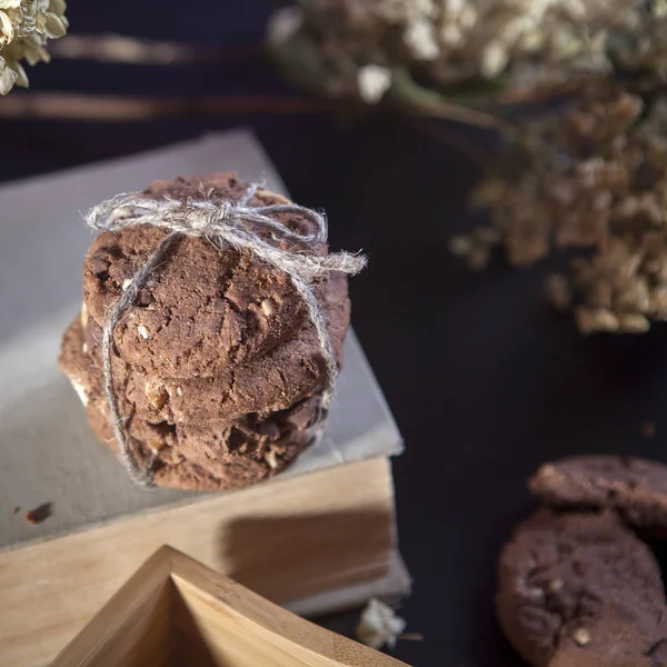 Las galletas de chocolate negro con nueces sobre fondo de madera oscura —  Fotos de Stock