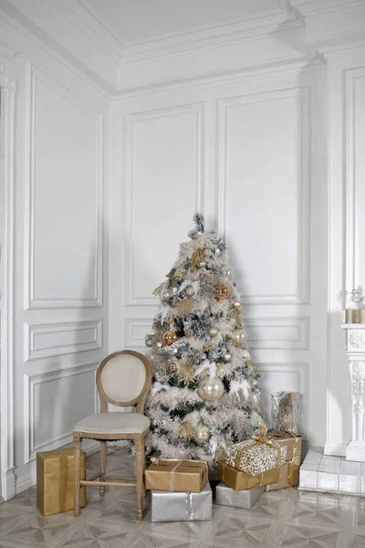 Kerstboom op new year's Eve in een witte kamer met giften van Kerstmis — Stockfoto