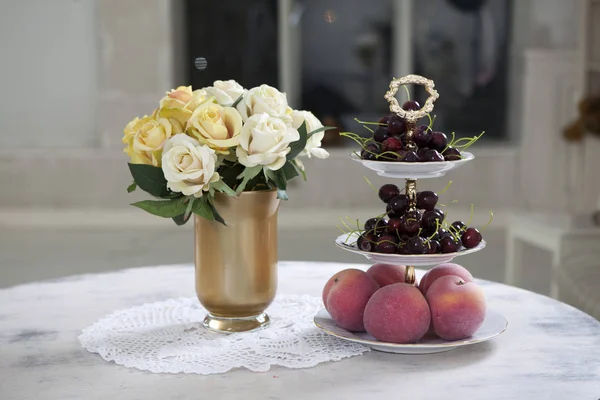 O Buquê de rosas artificiais em uma mesa em um vaso, como uma decoração de interiores — Fotografia de Stock