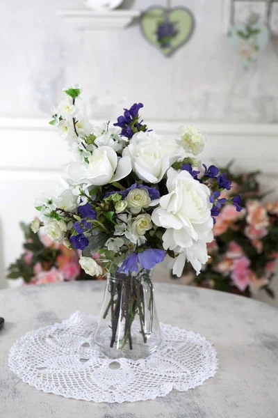 Der Strauß aus künstlichen Rosen, Phlox und Glocken auf einem Tisch in einer Vase, als Innendekoration — Stockfoto