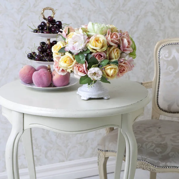 The Bouquet of artificial roses on a table in a vase, as an interior decoration — Stock Photo, Image