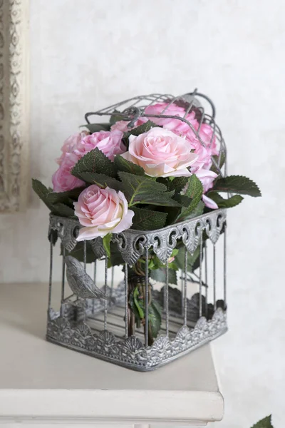 花瓶中一张桌子上的人造玫瑰花束, 作为室内装饰 — 图库照片