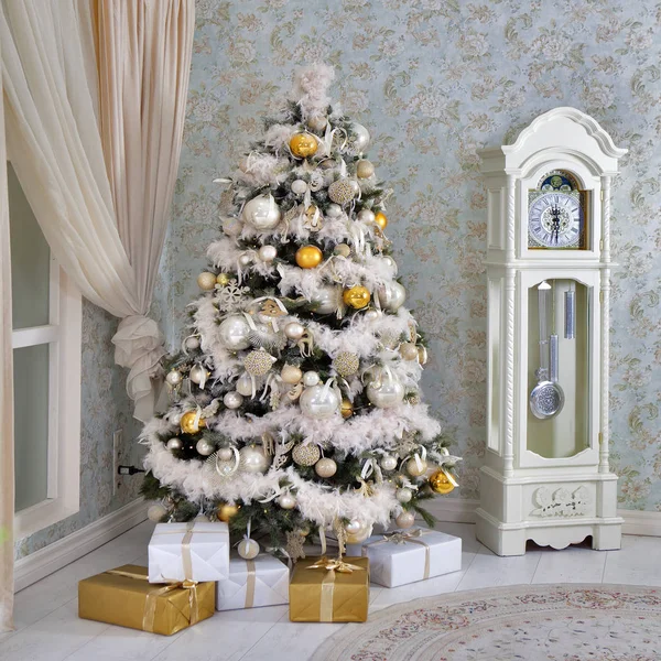 Arbre de Noël la veille du Nouvel An dans une chambre blanche avec des cadeaux de Noël — Photo