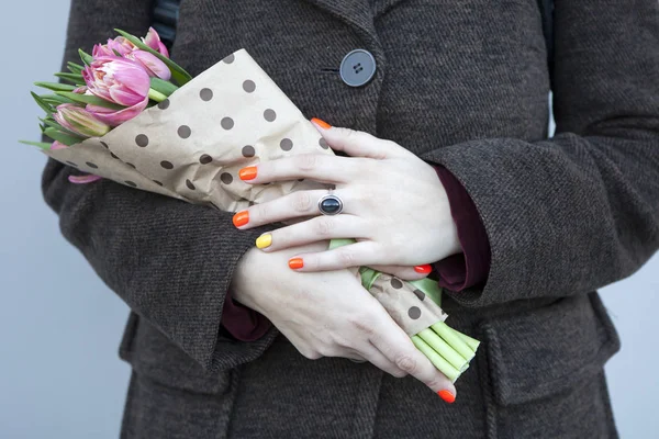 Kvinnan håller bukett lila tulpaner relaterade tejp. Alla hjärtans dag — Stockfoto