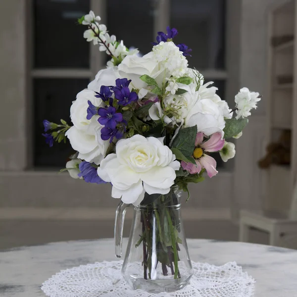Buketten av konstgjorda rosor, phlox och klockor på ett bord i en vas, som en inredning — Stockfoto