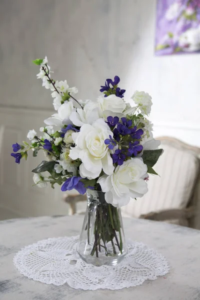玫瑰花, 禄和铃铛放在花瓶里的桌子上, 作为室内装饰 — 图库照片