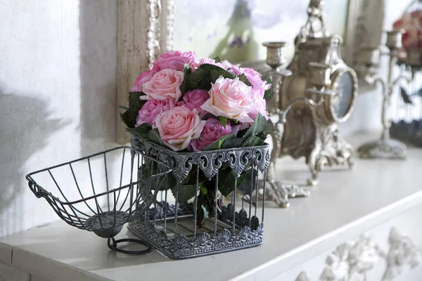 El Ramo de las rosas artificiales sobre la mesa en el florero, como la decoración interior —  Fotos de Stock