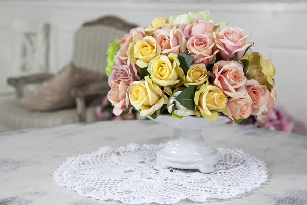 Bukiet róż sztuczne na stole w wazonie, jako dekoracja wnętrz — Zdjęcie stockowe