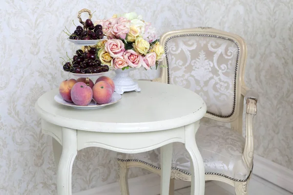 Le Bouquet de roses artificielles sur une table dans un vase, comme décoration intérieure — Photo