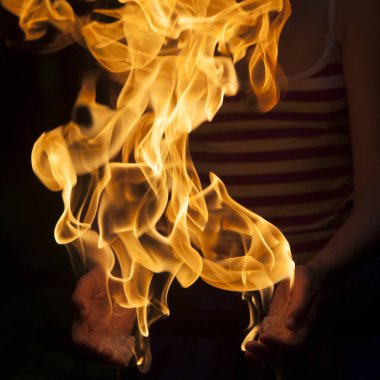 bir sihirbaz, bir karanlık backgro karşı avuç yanan ateşi