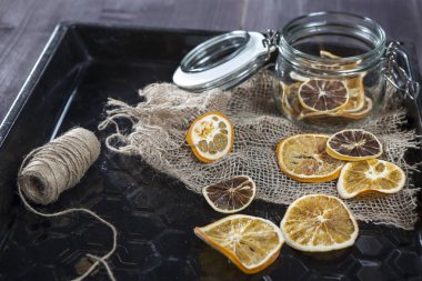 Noel süslemeleri ile kuru portakal dilimleri ile Cam Kavanoz