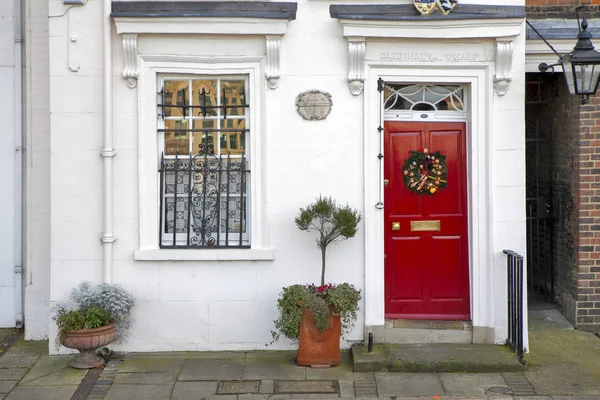 Ventana con persianas rojas, decorada con un dibujo con un caballo en un estilo navideño tradicional sobre la orilla sur de Londres —  Fotos de Stock