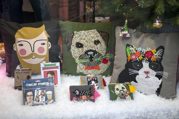 Vetrina natalizia decorata con divertenti cuscini con stampe — Foto Stock